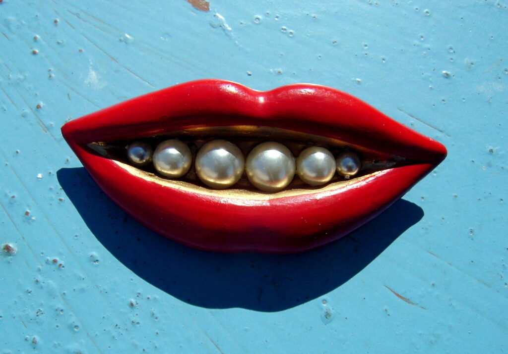 Lip brooch in hand-painted resin with pearl inserts. BillyBoy* Surreal Bijoux.